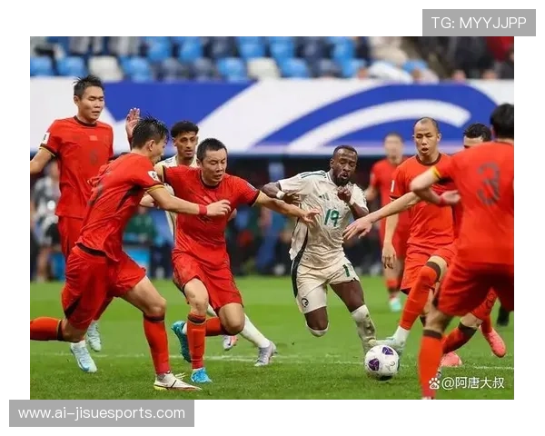 足球球星携手打伞展现友谊与团结瞬间引发球迷热议