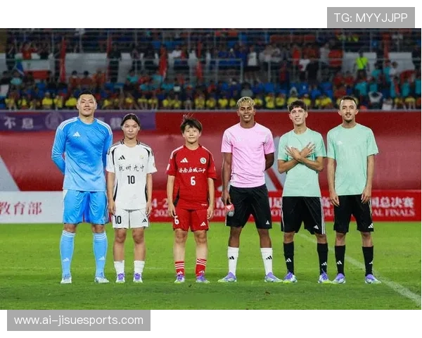 身高1米8左右的足球球星有哪些他们在赛场上的表现如何